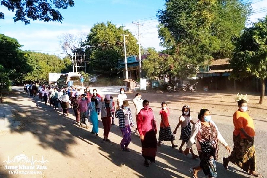 ညနေနှင့်ညပိုင်း စစ်အာဏာရှင်တော်လှန်နေသည့် ကျေးရွာသားများ