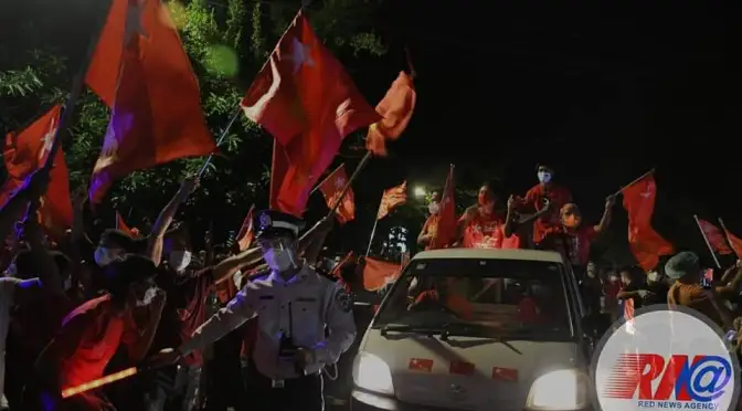 ဒေါက်ဖိနပ်လျှောက်သံ သီချင်းဖြင့် NLD ပါတီဝန်းရံထောက်ခံသူ ထောင်ချီကာ အဖွဲ့ချုပ်ရုံးရှေ့တွင် စုရုံးကာ အောင်ပွဲခံ