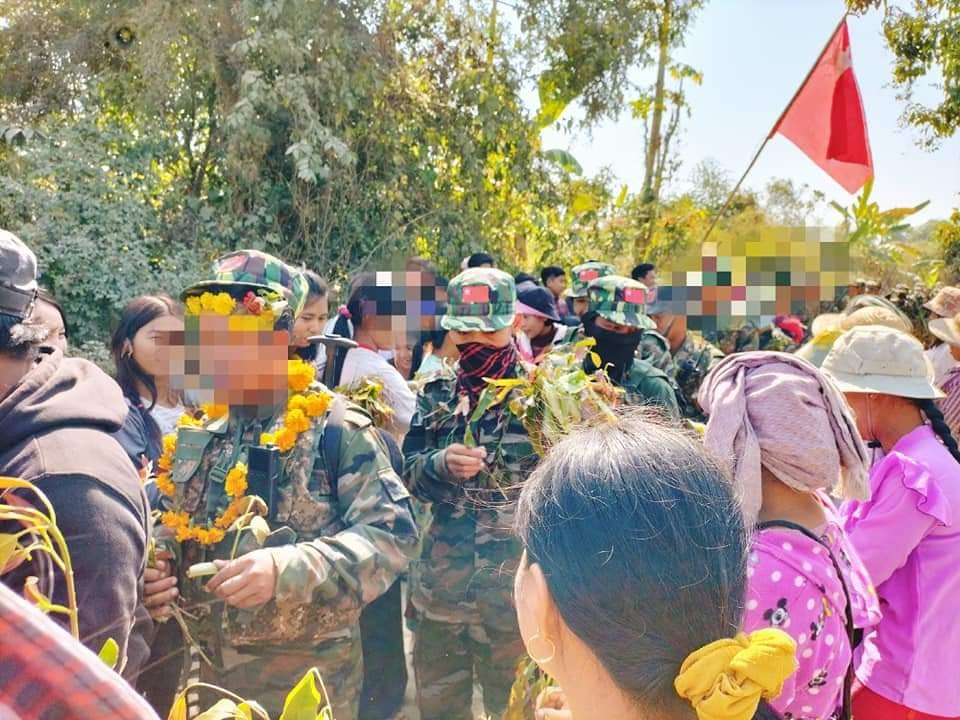 တိုက်ပွဲက ပြန်လာသည့် PDF ရဲဘော်များကို ပြည်သူတွေ ကြိုဆို