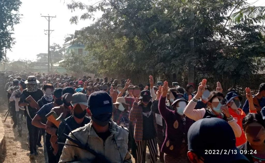 ကျေးရွာများတော်လှန်ရေးတပ်ဦးနှင့်အတူ ပြည်သူများ ဆန္ဒပြ