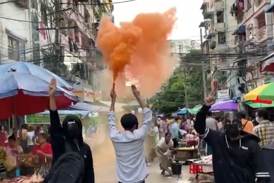 ဈေးတခုအတွင်း ဆန္ဒပြလူငယ်တွေကို ပြည်သူတွေ လက်ခုပ်တီးအားပေး