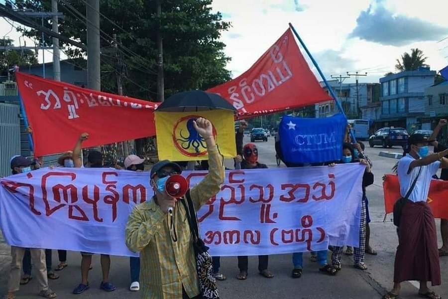 ပန်းပင်နီ ( ပန်းပင်ကြီး) လမ်းမှာ လူငယ် ၂၇ ဦးကို ဒုတိယဗိုလ်မှူးကြီးရန်နိုင်ဝင်းနှင့် ကြည့်မြင်တိုင်ရဲစခန်းမှူးတို့ ဦးဆောင်အကြမ်းဖက် ဖမ်းဆီးခဲ့