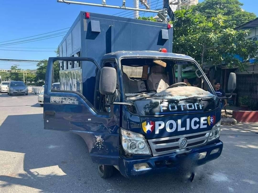 မန္တလေးတွင် ရဲအချုပ်ကားတစ်စီး လက်လုပ်ဗုံးဖြင့်ပစ်ပေါက်ခံရ၍ ရဲမေနှစ်ဦး ထိခိုက်ဒဏ်ရာရရှိသွား