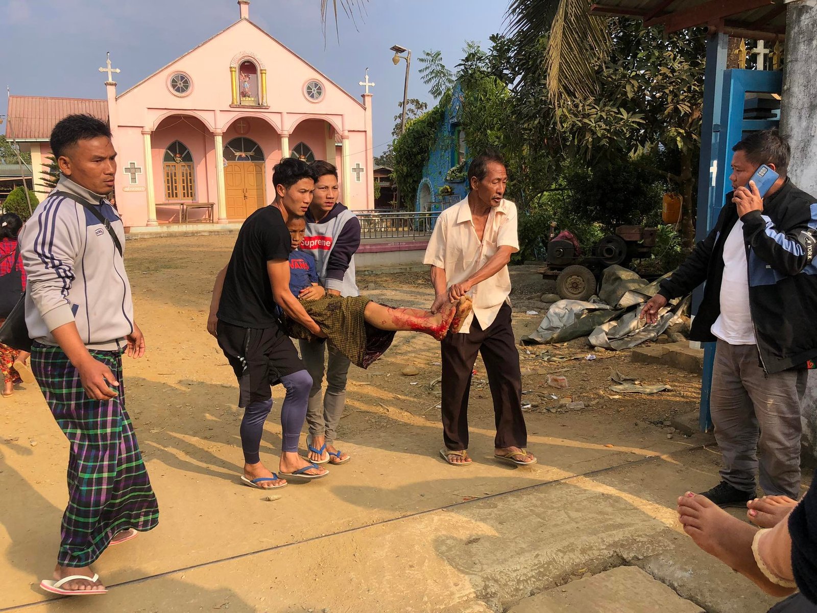 လက်နက်ကြီးကျည် (၂) ကြိမ်ကျရောက်ပေါက်ကွဲပြီး ပြည်သူ တဦးသေ (၅) ဦးဒဏ်ရာရ 