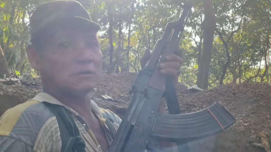 အသက် ၅၆ ရှိအဖိုးဆိုလာ လက်နက်ကိုင်တော်လှန်ရေးမှာ ပါဝင်တိုက်ခိုက်နေ