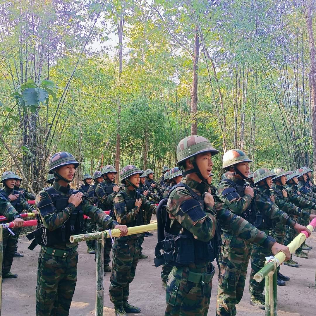 ရန်သူကို ဘယ်တော့မှ ဒူးထောက်အညံ့ခံမည်မဟုတ်ကြောင်း YDF ရဲဘော်များ သစ္စာဆို 