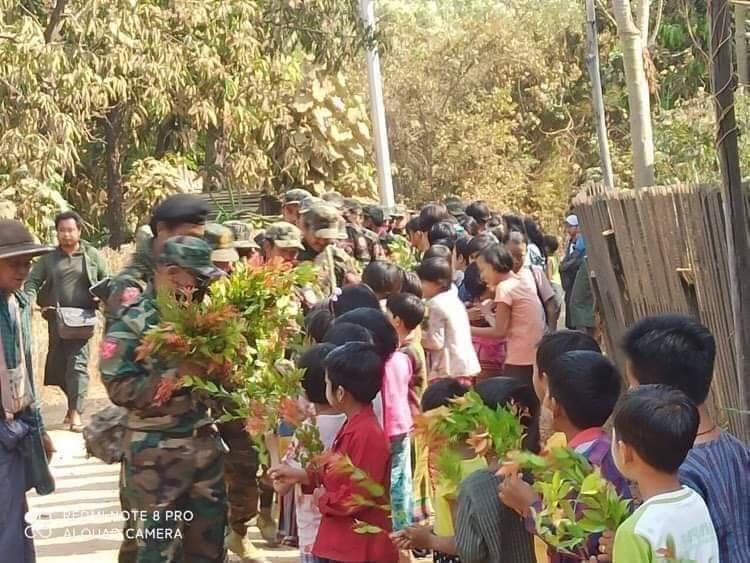 ချင်းတွင်းဒေသရောက်လာသည့် ABSDF ရဲဘော်များကို ပြည်သူများ ဝမ်းသာအားရကြိုဆို