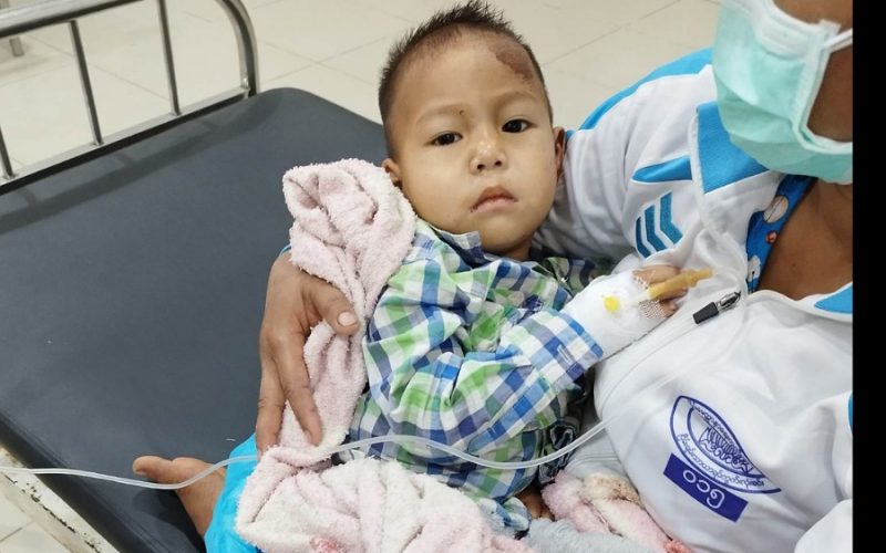 လက်နက်ကြီးကျည်ထိမှန်ထားသော ဖားကန့်မှ (၂)နှစ်ကျော်ကလေးငယ် ဆေးကုသမှုခံယူရန် အခက်အခဲဖြစ်နေ