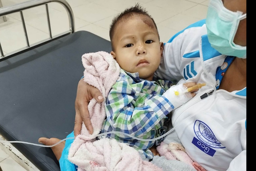 လက်နက်ကြီးကျည်ထိမှန်ထားသော ဖားကန့်မှ (၂)နှစ်ကျော်ကလေးငယ် ဆေးကုသမှုခံယူရန် အခက်အခဲဖြစ်နေ