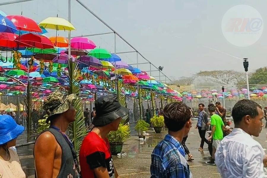 စစ်ကောင်စီပြုလုပ်သည့် ပြည်သူ့ရင်ပြင် သင်္ကြန် စည်ကားရေး လာရောက်သူများကို ဒံပေါက်ဝေ