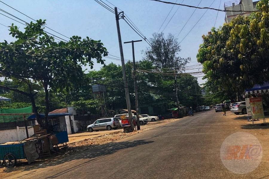 အကြတ်နေ့လည်း ရပ်ကွက်များအတွင်း ရေကစားပျော်ပါးသူ နည်းပါးပြီး တိတ်ဆိတ်နေ
