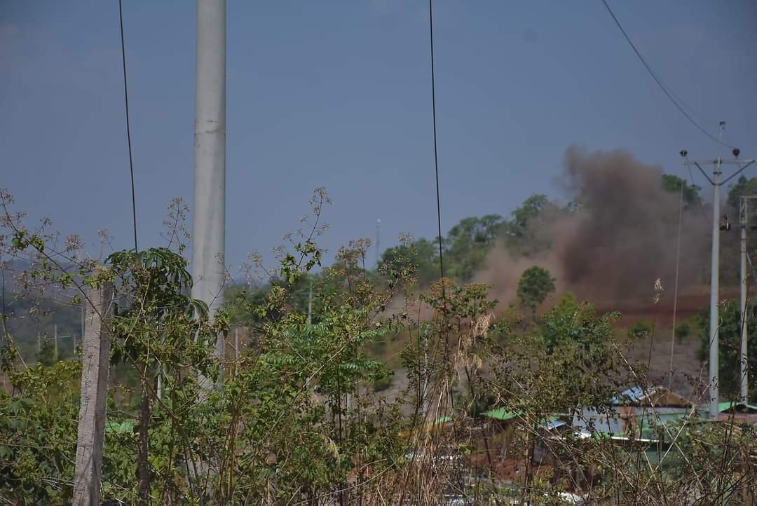 စစ်ကောင်စီတပ် အသေအဆုံးများနေသည့် ဒီးမော့ဆိုမြို့နယ်တွင် လေကြောင်းဗုံးကြဲပစ်ခတ်မှုများ ပြုလုပ်နေ