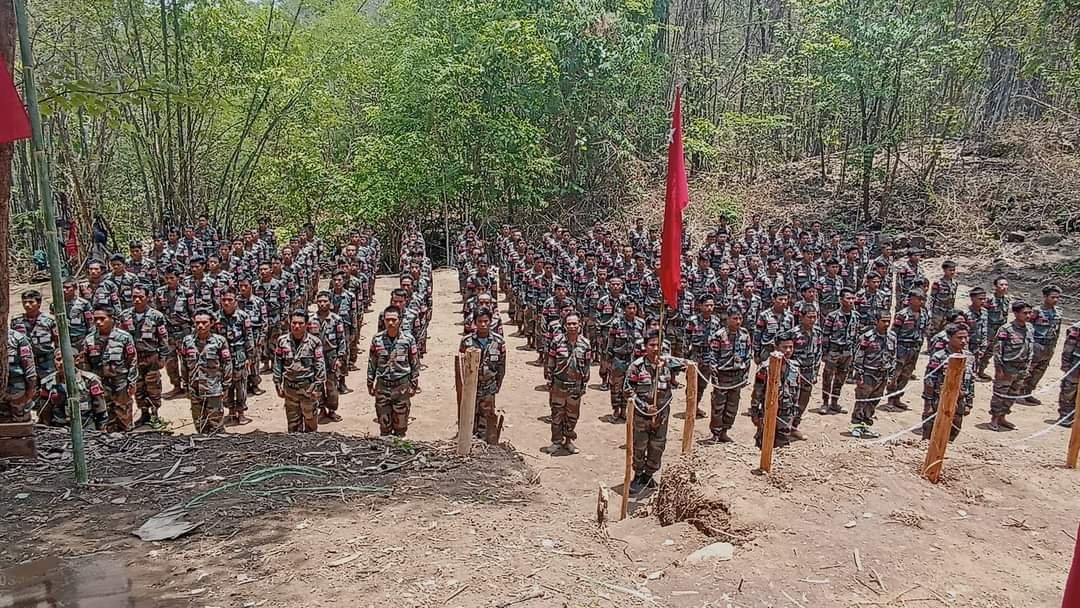 ဂန့်ဂေါခရိုင်အမှတ် (၁၃) တပ်ရင်းကို မကွေးတိုင်းကွပ်ကဲရေးရုံးတာဝန်ရှိသူများက လက်နက်တပ်ဆင် 