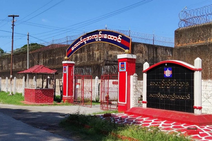 အကျဉ်းထောင်မှလက်နက်များနှင့်အတူ လွတ်မြောက်သွားသူ ၁၀ ဦး ယနေ့ည (၈) နာရီထိ လွတ်မြောက်နေ