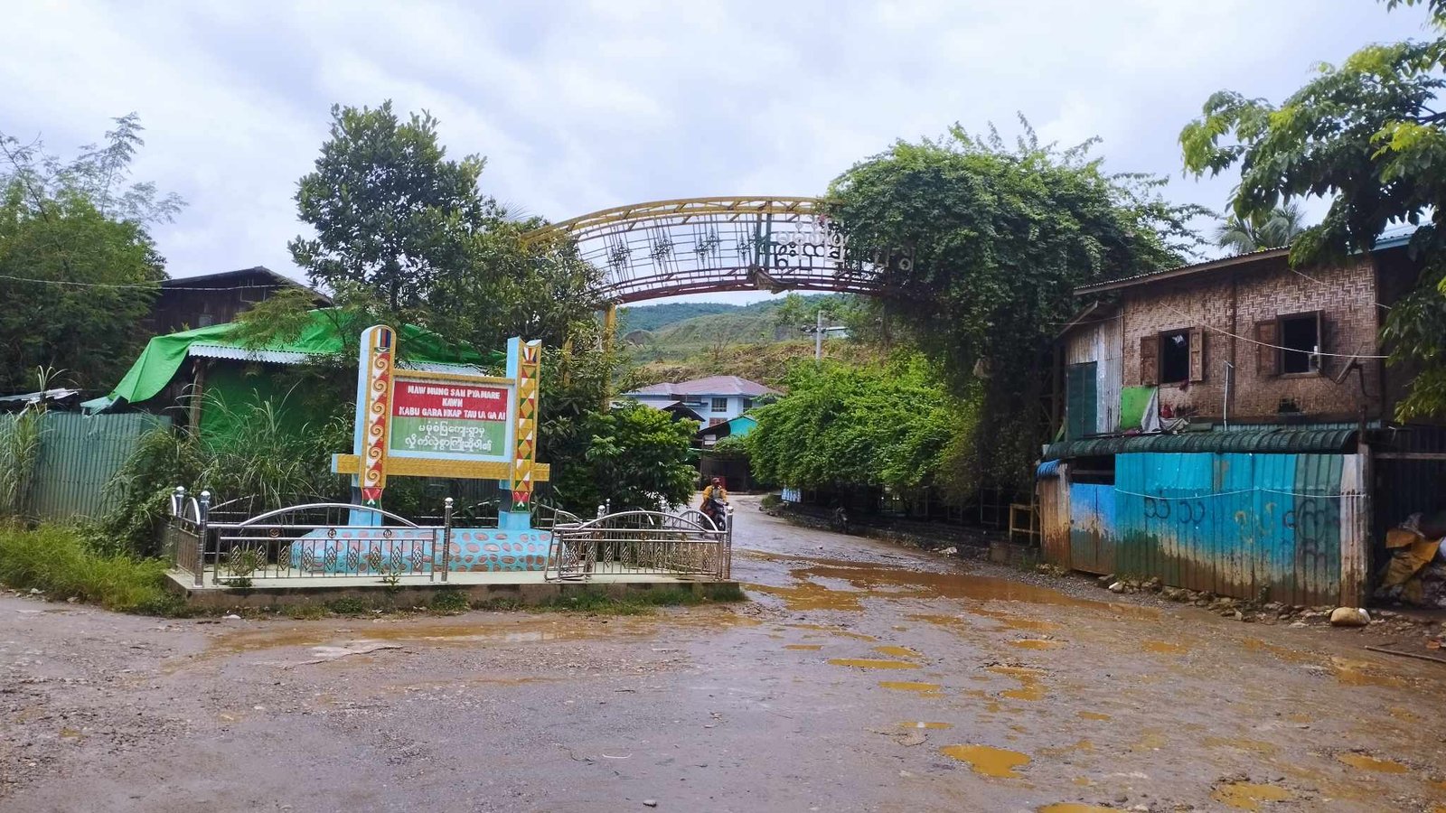 ဖားကန့် မမုံကျေးရွာ လမ်းမပေါ် တွင် ပေါ်တင် ဓားပြတိုက်မှုဖြစ်
