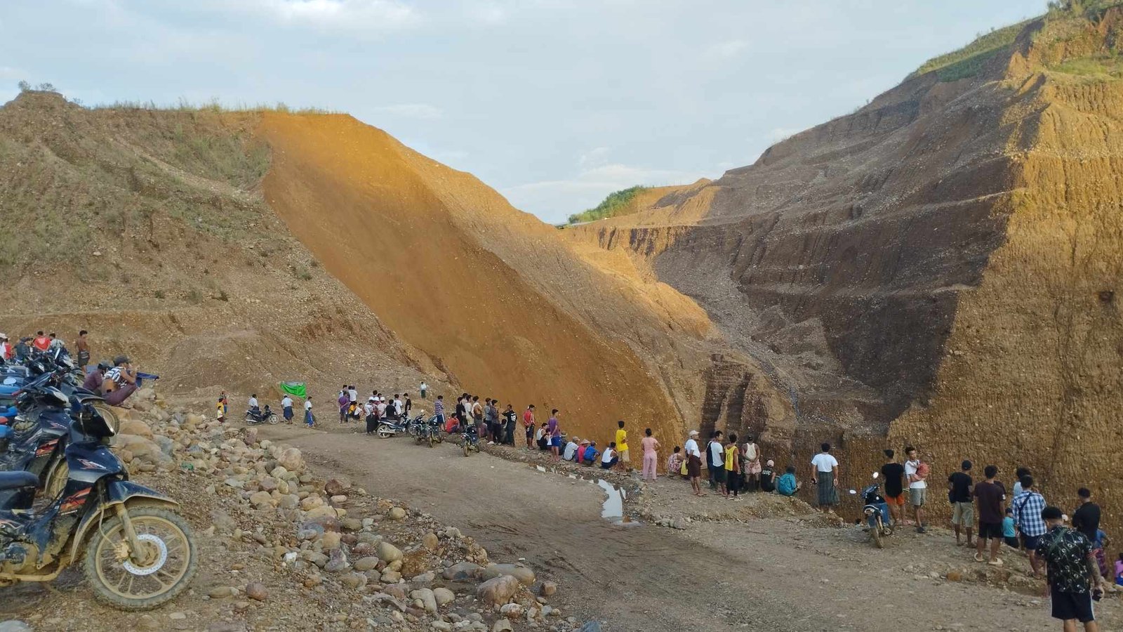 ကမ်းပါးပြိုပြီး ပျောက်ဆုံးနေသည့် ရေမဆေးကျောက်ရှာဖွေသူ (၃၆) ဝန်းကျင်သေဆုံးဟု သတ်မှတ်