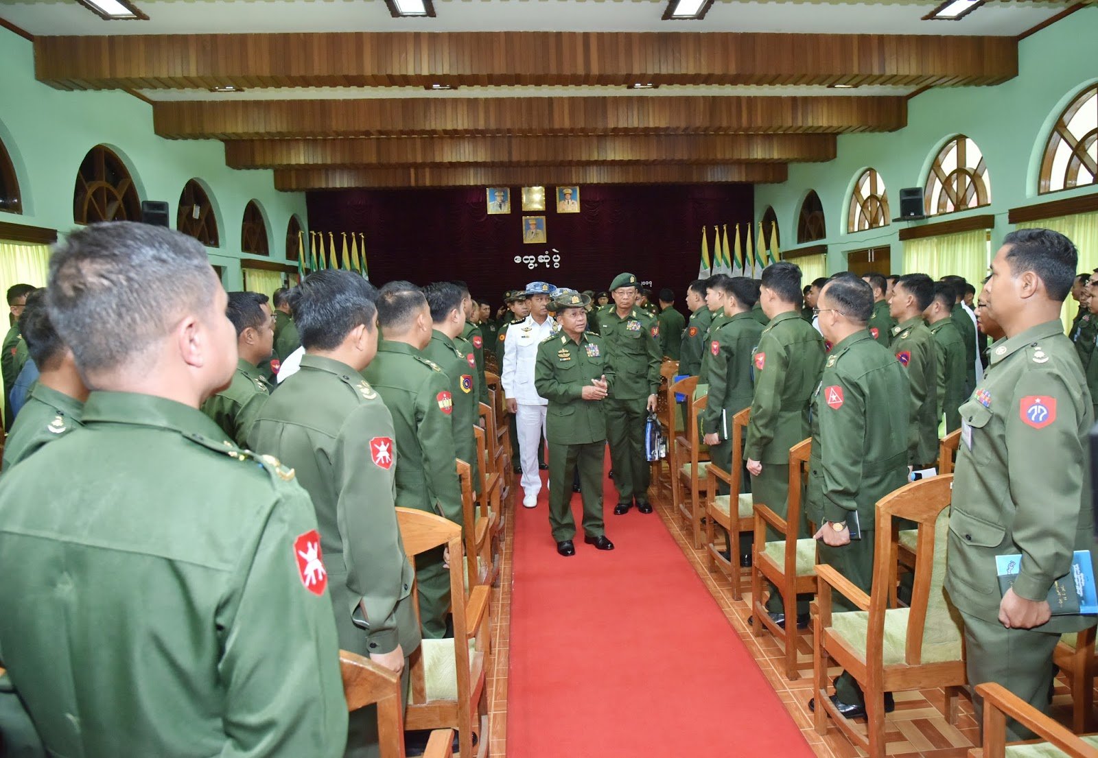 ပခုက္ကူဦးအုန်းဖေပြောသည့် “လှေခွက်ချည်းကျန် အလံမလှဲ”