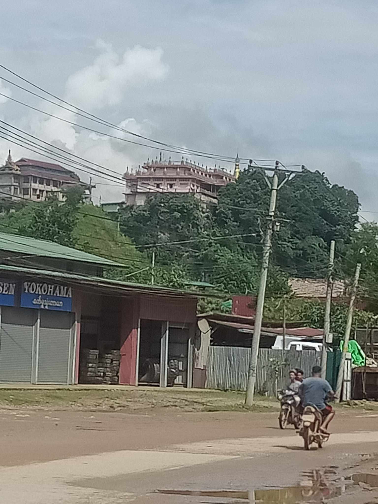 ဆိပ်မူကျေးရွာရှိ စစ်ကောင်စီ၏ စရဖရုံး စီးနင်းခံရ