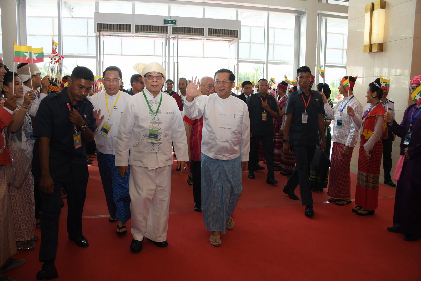 ဆိတ်သားခေါင်းချိတ်ပြီး ခွေးသားရောင်းပေမဲ့ ရောင်းမကောင်းတဲ့ စစ်တပ်