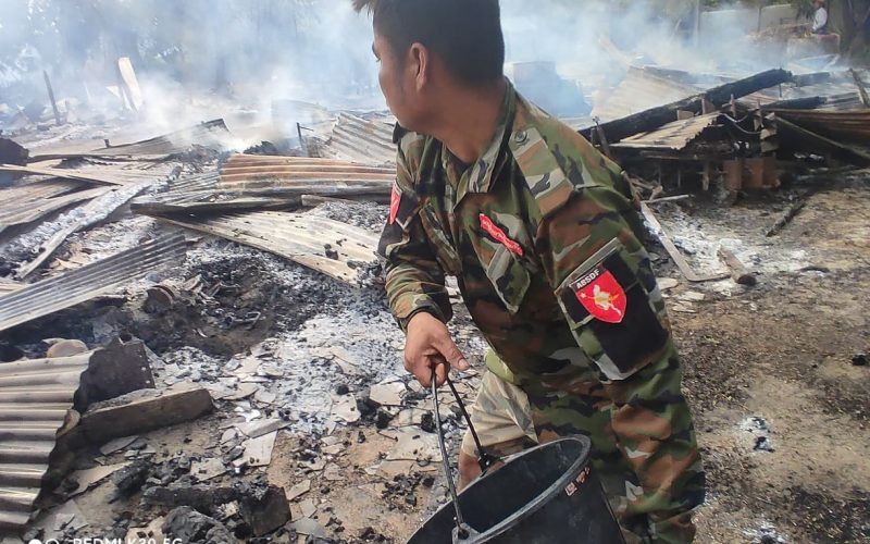 ပုလဲမြို့နယ် လက်တောင်းငယ်ရွာကို စစ််ကောင်စီတပ်မီးရှို့ဖျက်ဆီး