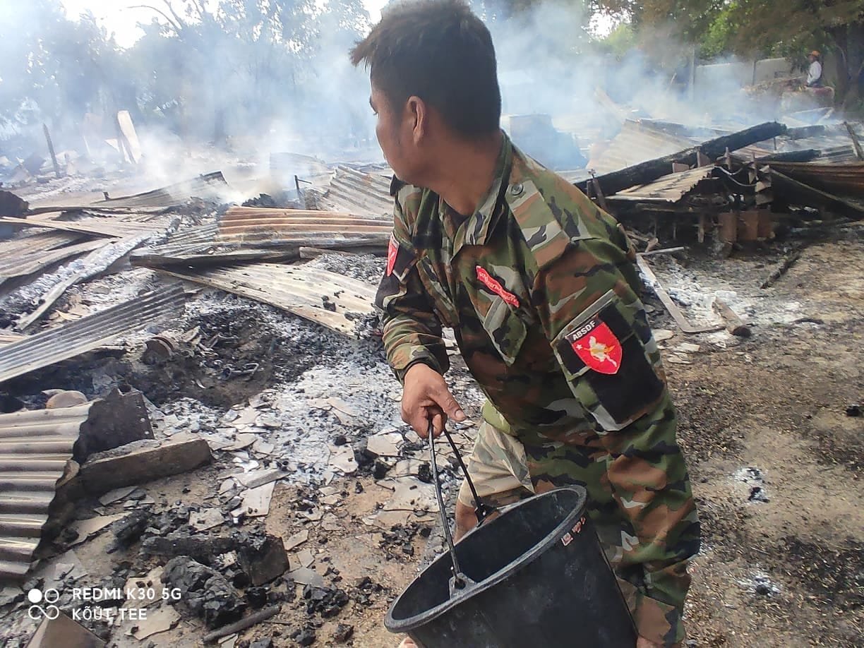 ပုလဲမြို့နယ် လက်တောင်းငယ်ရွာကို စစ််ကောင်စီတပ်မီးရှို့ဖျက်ဆီး