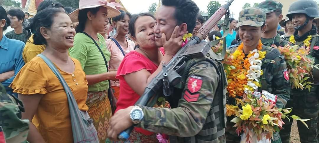 စခန်းသိမ်းပြီး ပြန်လာသည့် ရဲဘော်များကို ပြည်သူများ အားရဝမ်းသာ အောင်သပြေနှင့် ကြိုဆို 