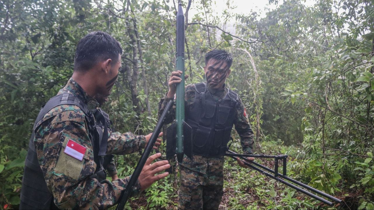 စစ်ကောင်စီ၏ အမှတ် ၂၀ ကာကွယ်ရေးပစ္စည်းစက်ရုံကို MH-60R Rocket အလုံး ၂၀ ပစ်ခတ်ခဲ့