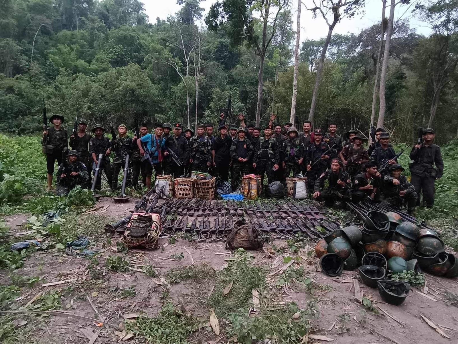 ခလရ−၁၀၃ တပ်ရင်းမှ တပ်ရင်းမှူး ဒုဗိုလ်မှူးကြီး အောင်ဟိန်းအပါအဝင် စစ်ကောင်စီတပ်ဖွဲ့ဝင် (၄၈)ဦး လက်နက်ချအညံ့ခံ