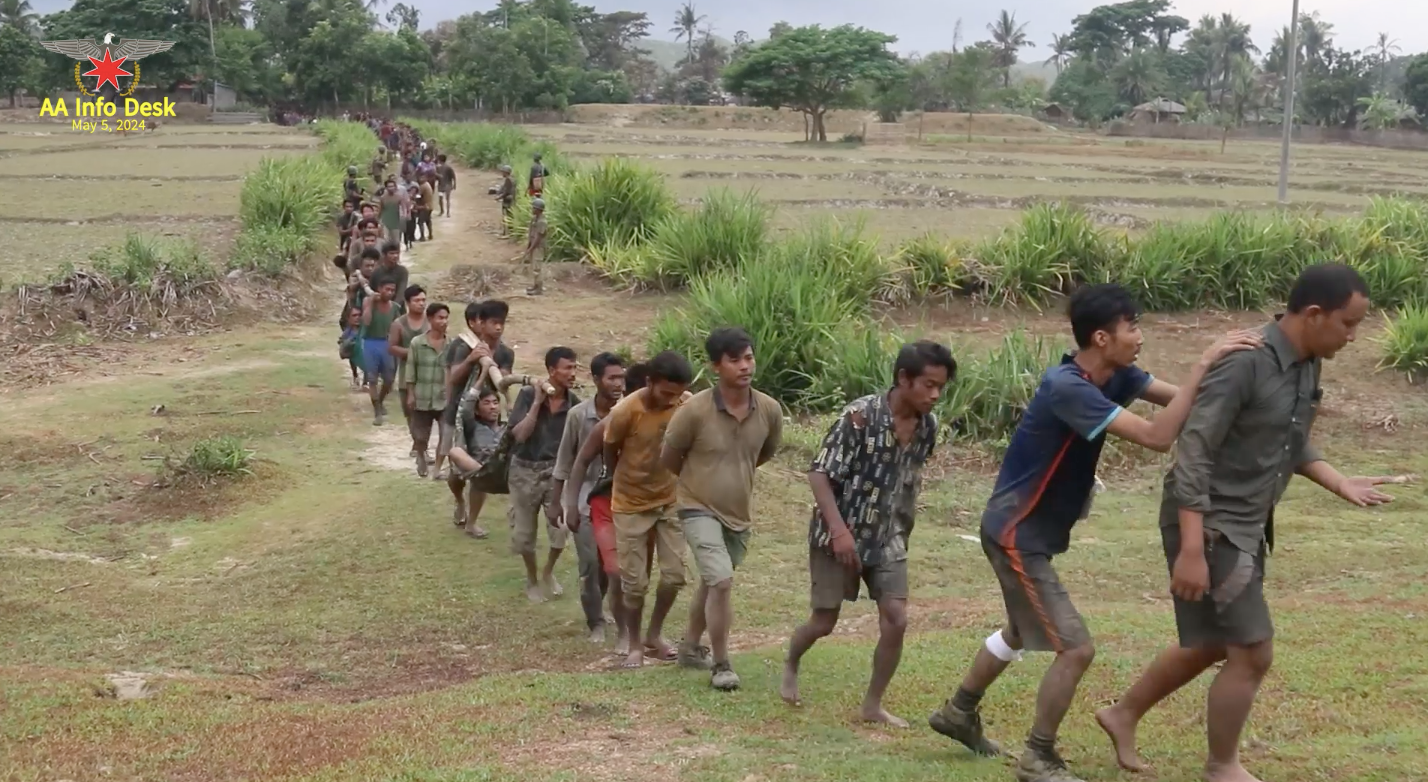 ဘူးသီးတောင်စကခ (၁၅) တပ်မဌာနချုပ်မှ ဒုတပ်ရင်းမှူးအပါအဝင် လက်နက်ချအညံ့ရသူများအား တွေ့ရစဉ်