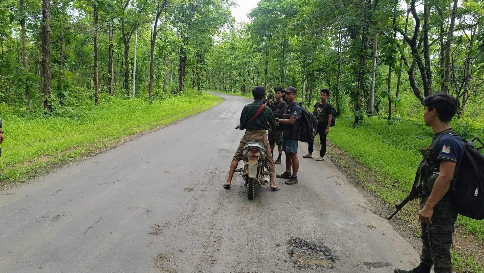 ပုသိမ်- မုံရွာကားလမ်းတွင် စစ်ကောင်စီတပ် တိုက်ခိုက်ခံရပြီး ဒုဗိုလ်မှူးကြီးမင်းအောင်ကျော်လင်းအပါအဝင် ၁၅ ဦး ဒဏ်ရာရပြီး (၆) ဦးသေဆုံး