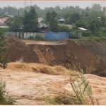 ချောင်းရေတိုက်စားမှုကြောင့် နေအိမ်များ မျောပါပျက်စီး