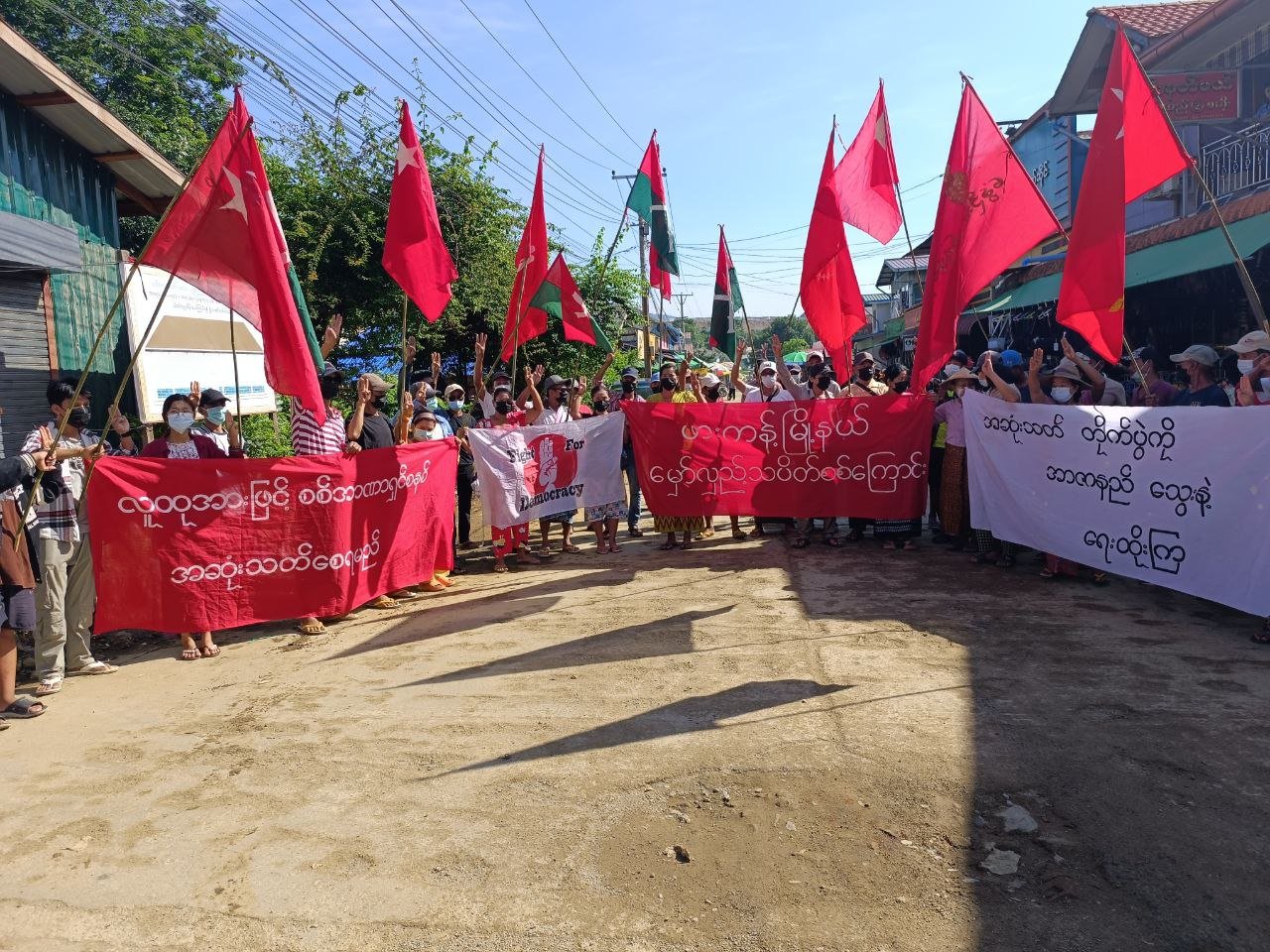 အာဇာနည်နေ့ အထိမ်းအမှတ် အကြမ်းဖက် စစ်ခေါင်းဆောင်၏ ပုံကို ခြေဖြင့်နင်းပြီး ဆန္ဒပြ