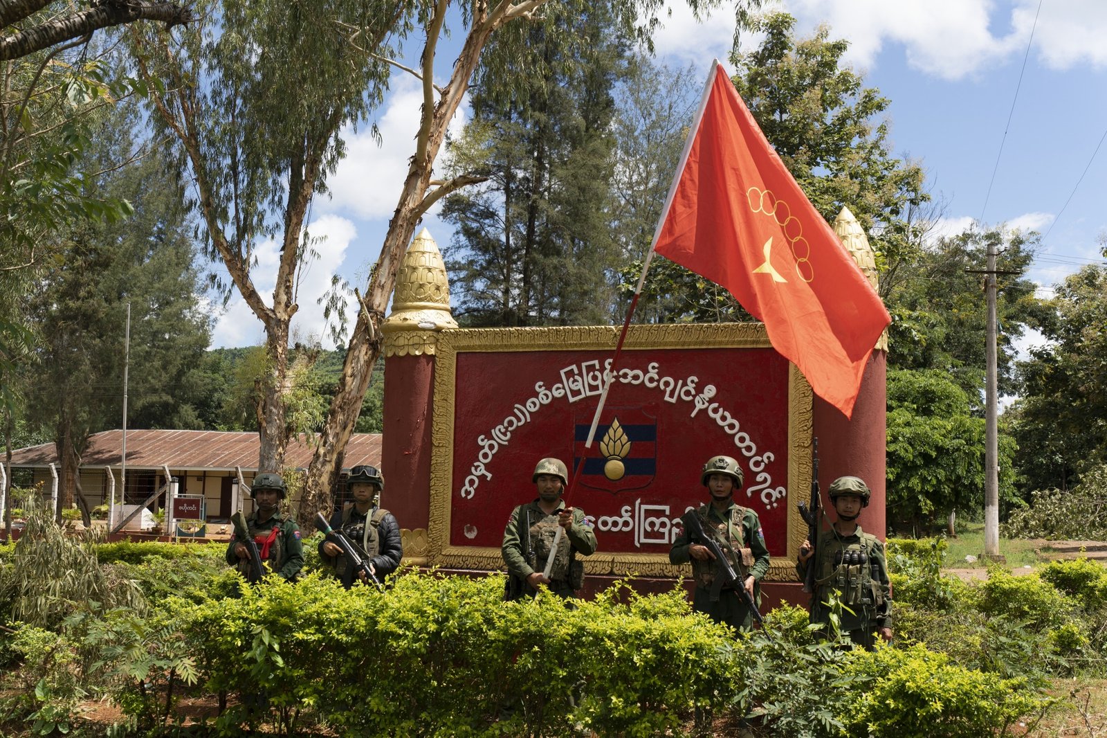 လာရှိုးတမြို့လုံး လက်လွှတ်ရလည်း ထိုင်ကြည့်ရုံနဲ့ လိမ်ညာတာပဲ တတ်နိုင်တဲ့ စစ်အုပ်စု