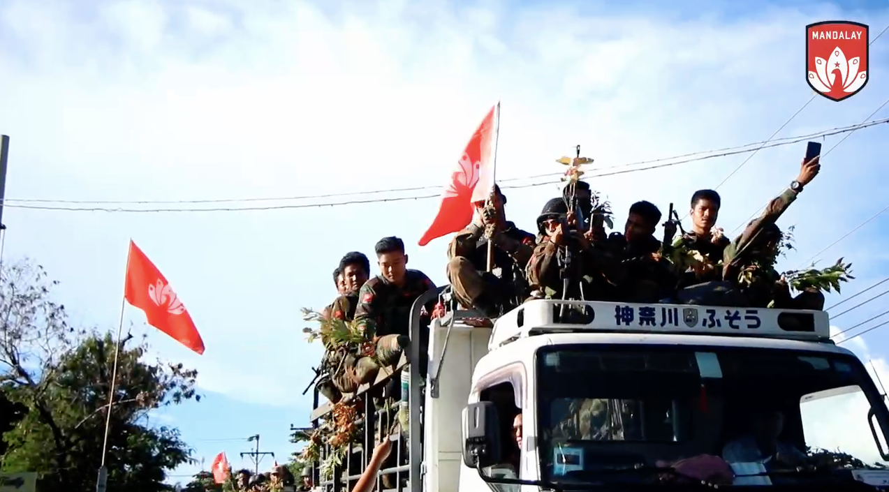 မန္တလေး PDF ရဲဘော်များ၏ ရှမ်းမြောက်ခရီးစဉ်အတွင်း ပြည်သူများ ဝမ်းသာအားရ နှုတ်ဆက်ကြိုဆို