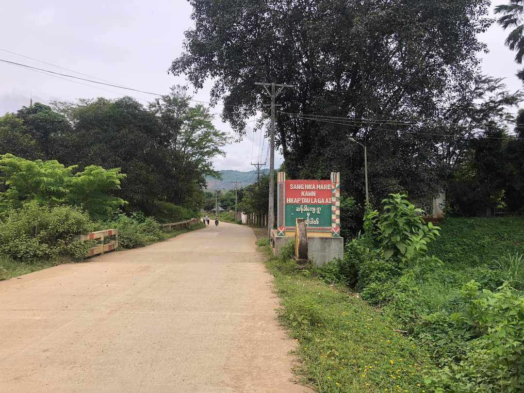 ဆိပ်မူကျေးရွာ၌ စစ်ကောင်စီတပ်နှင့် KIA/KPDFတို့အကြား စစ်ရေးတင်းမာနေသော်လည်း လုံးခင်းကျေးရွာအုပ်စုတွင် ကျောက်တူးဖော်ရေး မြေကွက်များလိုက်လံတိုင်းတာနေ