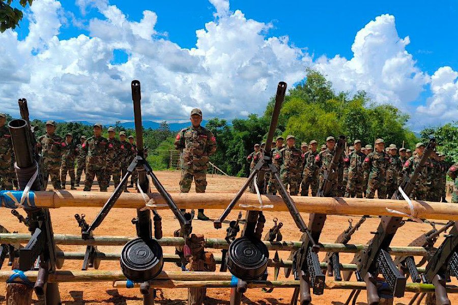 စုဖွဲ့လေ့ကျင့်မှု အပတ်စဉ် (၃) ရဲဘော်များအား လက်နက်တပ်ဆင်ပွဲ အခမ်းအနား ပြုလုပ်