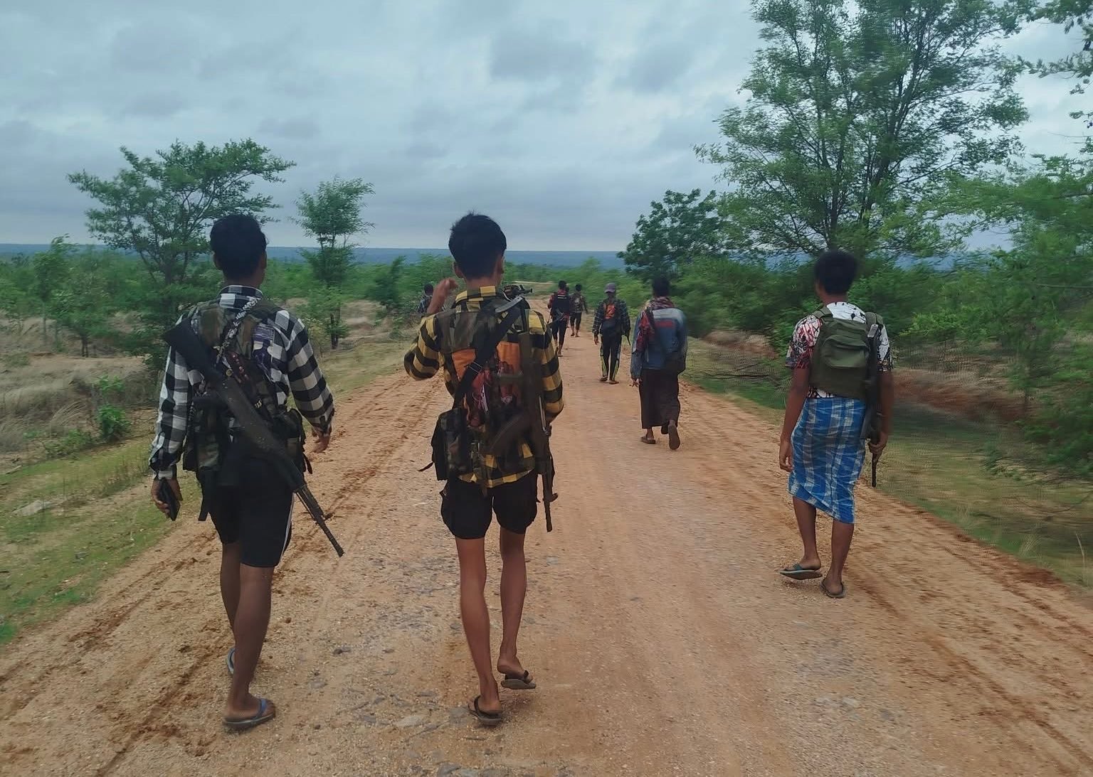 အရပ်ဝတ်ဖြင့် ကာကွယ်ရေးတပ်ဖွဲ့များ၏ သတင်းလိုက်လံစုံစမ်းနေသော ရဲဒုတပ်ကြပ်နှစ်ဦီးပစ်ခတ်ခံရ