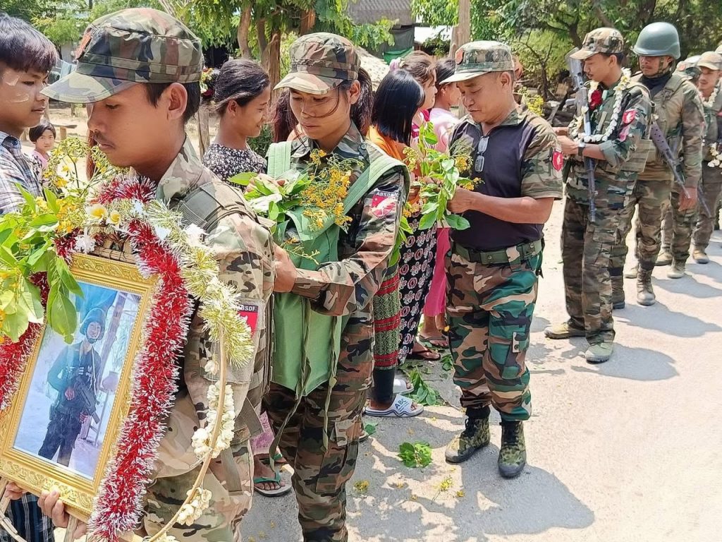 အင်းတော်မြို့သိမ်းတိုက်ပွဲပြန် ABSDF ရဲဘော်များအား ပြည်သူများမှ အောင်သပြေများဖြင့် ကြိုဆို