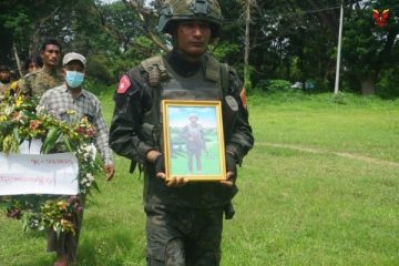 ကန့်ဒေါင့်ရဲစခန်းသိမ်းတိုက်ပွဲ အောင်နိုင်ရေးအတွက် ဖြတ်တောက်ရေးတာဝန်ထမ်းဆောင်ရင်း ရဲဘော်ငယ်ထွေး (ခ) ယောက်လုံး မြင့်မြတ်စွာကျဆုံး