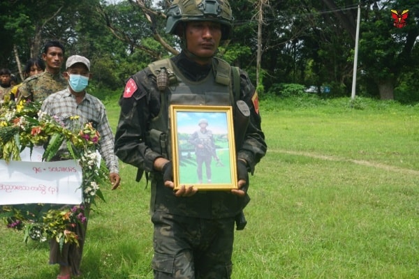 ကန့်ဒေါင့်ရဲစခန်းသိမ်းတိုက်ပွဲ အောင်နိုင်ရေးအတွက် ဖြတ်တောက်ရေးတာဝန်ထမ်းဆောင်ရင်း ရဲဘော်ငယ်ထွေး (ခ) ယောက်လုံး မြင့်မြတ်စွာကျဆုံး