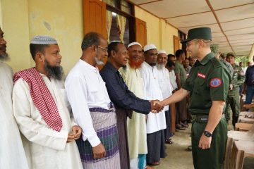 ဗိုလ်ချုပ်ထွန်းမြတ်နိုင် မောင်တောမြို့ ရိုဟင်ဂျာများနှင့်တွေ့ဆုံ