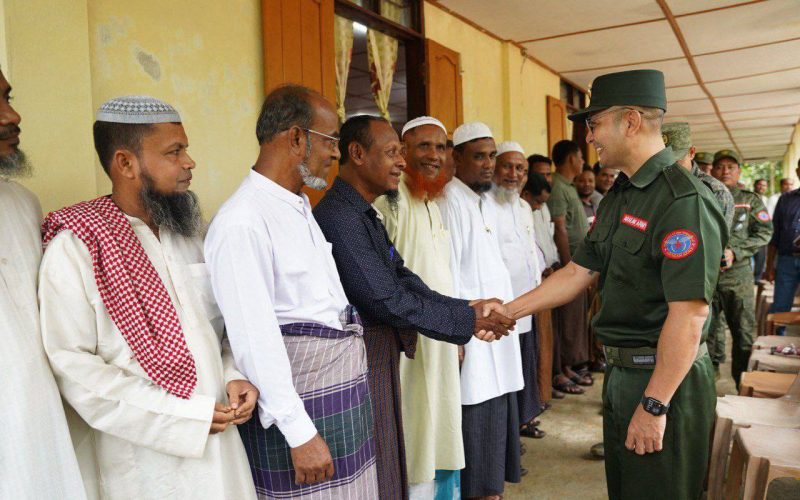 ဗိုလ်ချုပ်ထွန်းမြတ်နိုင် မောင်တောမြို့ ရိုဟင်ဂျာများနှင့်တွေ့ဆုံ