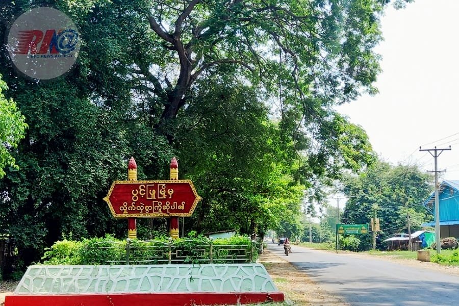 နန်းထိုက်တော်ဝင် ယာဉ်မောင်းများ စစ်တပ်ဂိတ်နှင့်ပေါင်းပြီး ပေါ်တာဆွဲရာတွင် ပူးပေါင်းနေ