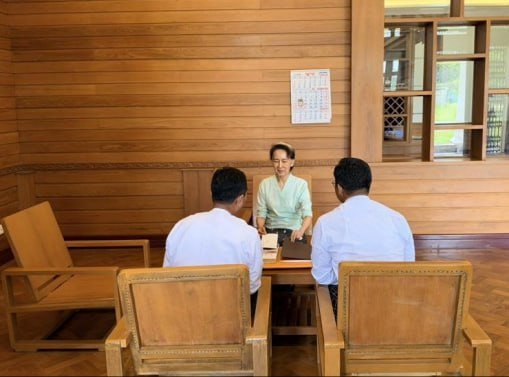 အင်္ဂလန် ချားလ်ဘုရင်က ဒေါ်အောင်ဆန်းစုကြည်ထံသို့ စာအုပ်နှင့် သံတမန်အိတ်ပိတ်စာ (၂) စောင် ပေးပို့