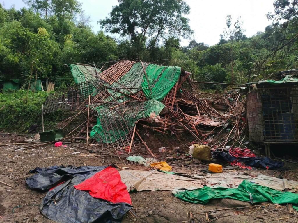 ပလက်ဝကို စစ်အုပ်စုဗုံးအလုံးရေ (၁၀၀) ကျော် ကြဲတိုက်ခိုက်၊ (၆)လသား ကလေးငယ်အပါအဝင် (၉) ဦး သေဆုံး