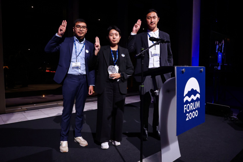 မြန်မာ့နွေဦးသပိတ်ခေါင်းဆောင်များဖြစ်သည့် ဒေါက်တာတေဇာဆန်း၊ ကိုထက်မြက်အောင်နှင့် ကိုနန်းလင်းတို့ ရဲရင့်မှုနှင့် တာဝန်ယူဆိုင်ရာဆု ချီးမြှင့်ခံရ