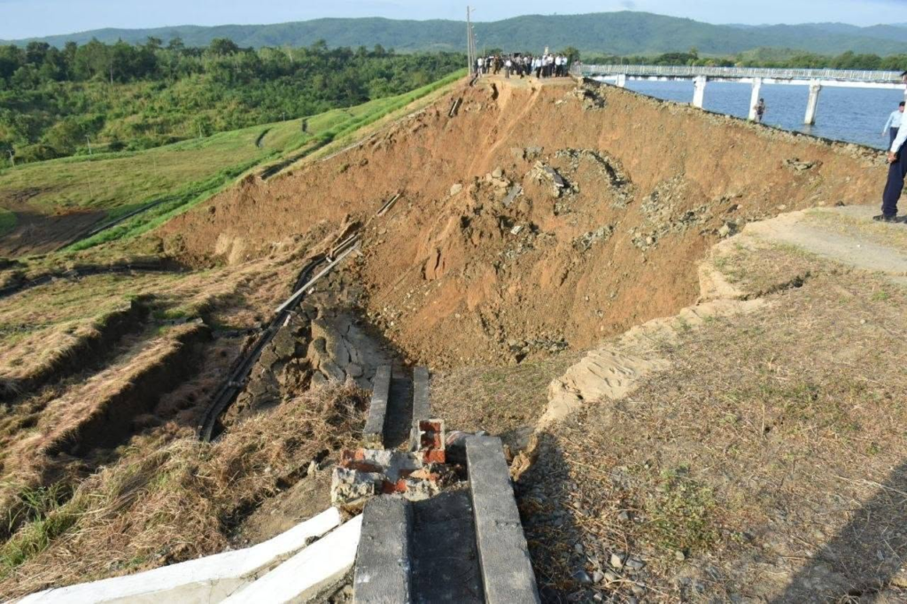 မြန်အောင်ဆည် ကျိုးကျနိုင်သဖြင့် အနီးဝန်းကျင်ကျေးရွာများမှ ပြည်သူများကို အရေးပေါ်ရွှေ့ပြောင်းပေးနေ